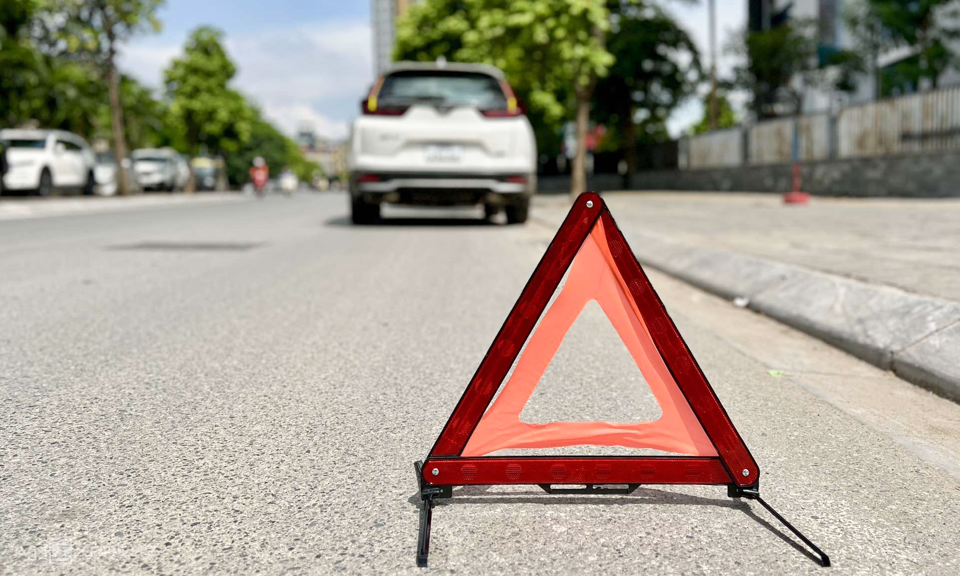 Đặt biển cảnh báo khi xe gặp sự cố, tai nạn. Ảnh: Đức Huy
