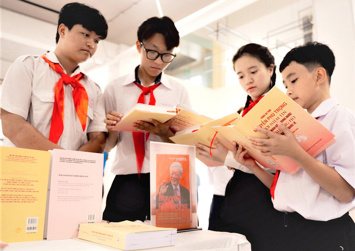 Tuổi trẻ TP.HCM: Sống xứng đáng với kỳ vọng- Ảnh 1. Các bạn nhỏ TP.HCM bên những đầu sách của Tổng Bí thư Nguyễn Phú Trọng - Ảnh: THANH HIỆP