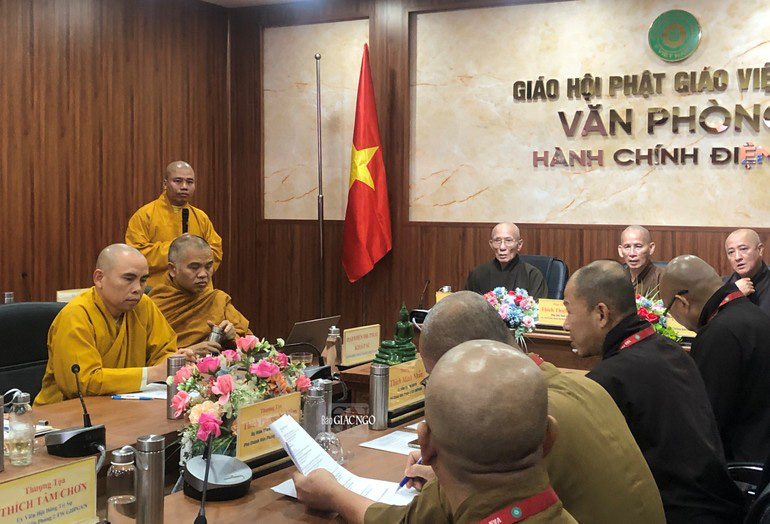 Đại đức Thích Nhuận Đức tiếp tục sám hối và xin lỗi vì lời khiếm nhã- Ảnh 1. Đại đức Thích Nhuận Đức trong buổi họp kỷ luật tại Văn phòng II Trung ương Giáo hội Phật giáo Việt Nam vì những phát ngôn và thuyết giảng sai với tôn chỉ, giáo lý, giáo luật Phật giáo; đồng thời vi phạm các quy tắc thuyết giảng của Ban Hoằng pháp Trung ương Giáo hội Phật giáo Việt Nam; làm suy giảm niềm tin của xã hội đối với Phật giáo và giáo hội - Ảnh: VPII cung cấp