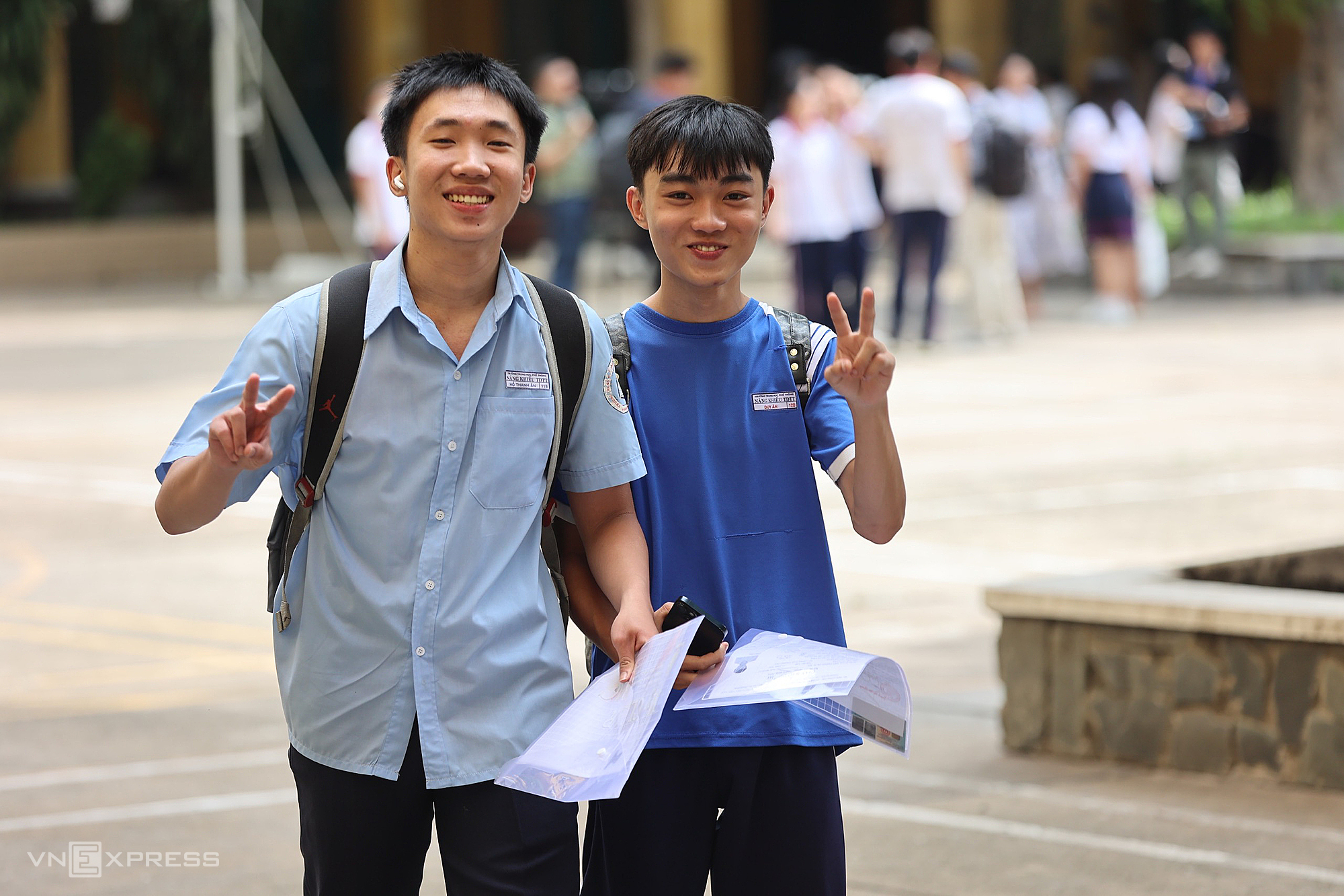 Thí sinh TP HCM sau khi hoàn thành kỳ thi tốt nghiệp THPT, ngày 28/6. Ảnh: Quỳnh Trần