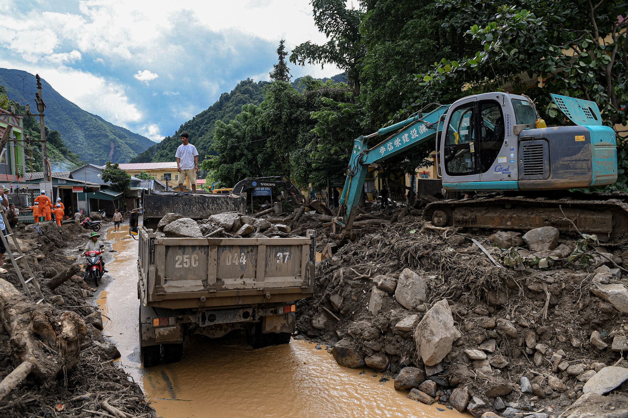 Thời tiết hôm nay 17-7: Mưa dông nhiều nơi, đề phòng sạt lở, lũ- Ảnh 1. Thời tiết mưa lớn liên tục, cần đề phòng sạt lở đất, lũ quét, nhất là các tỉnh miền núi - Ảnh: NAM TRẦN
