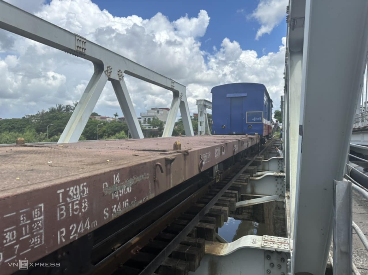 Tàu chạy thử tải qua cầu Quay. Ảnh: Lê Tân