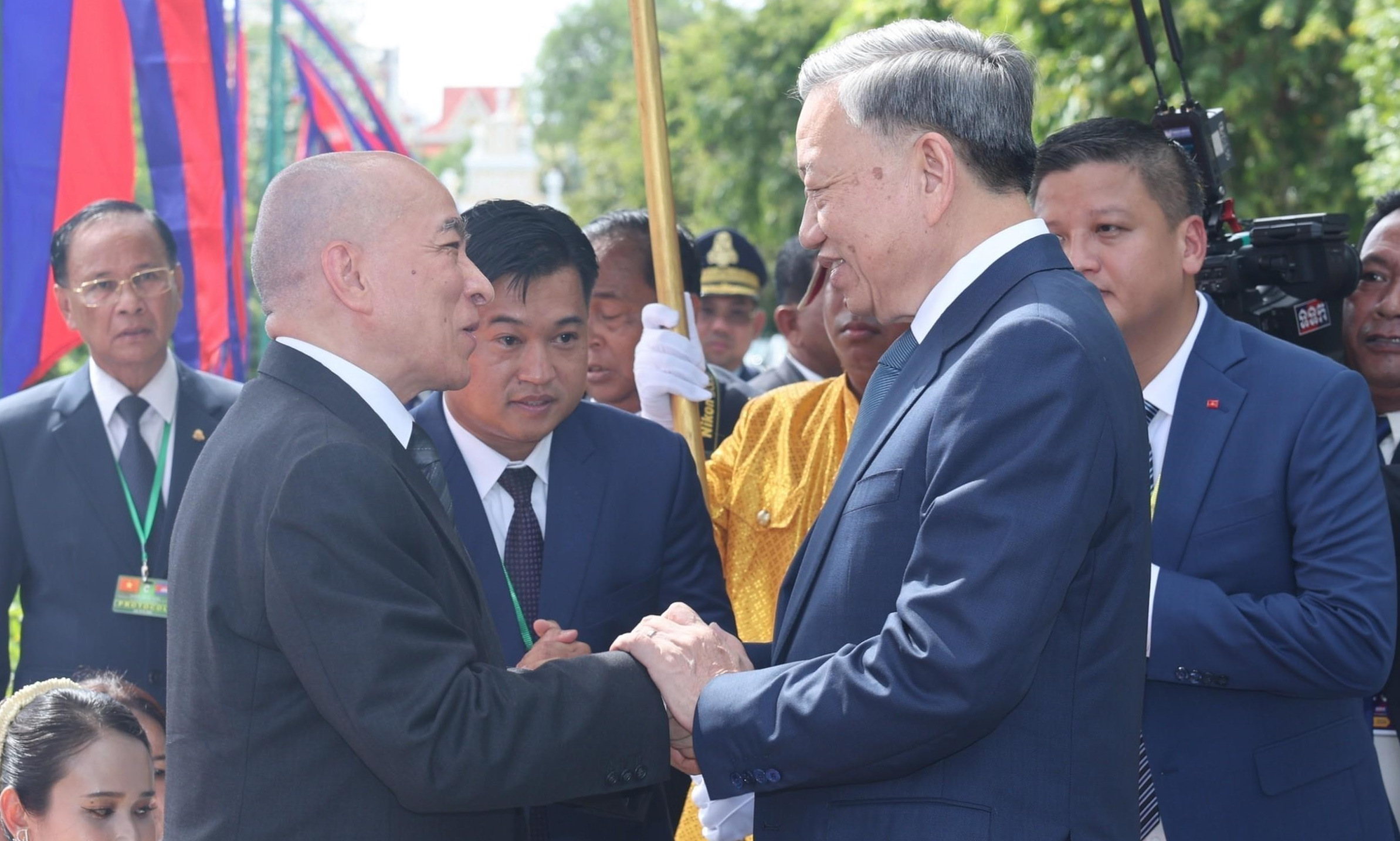 Quốc vương Norodom Sihamoni chào đón Chủ tịch nước Tô Lâm tại Hoàng cung ở Phnom Penh hôm nay. Ảnh: TTXVN