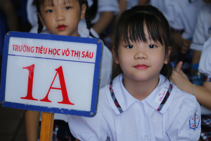 Học sinh lớp 1 trong buổi đầu tiên đến trường tại trường Võ Thị Sáu, quận Hoàn Kiếm, Hà Nội, năm 2022. Ảnh: Duy Phương