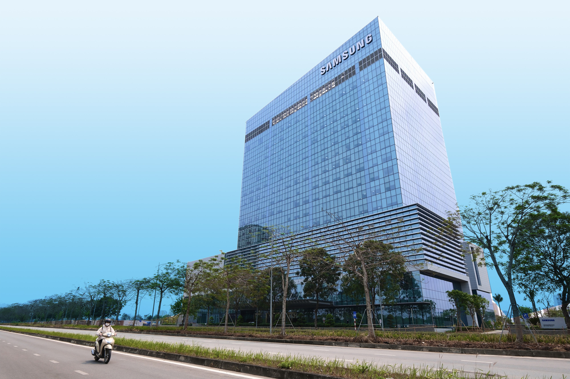 Đón sóng đầu tư từ các chaebol công nghệ- Ảnh 1. Trung tâm Nghiên cứu và phát triển (R&D) của Samsung tại khu đô thị phía tây hồ Tây, Hà Nội - Ảnh: NAM TRẦN