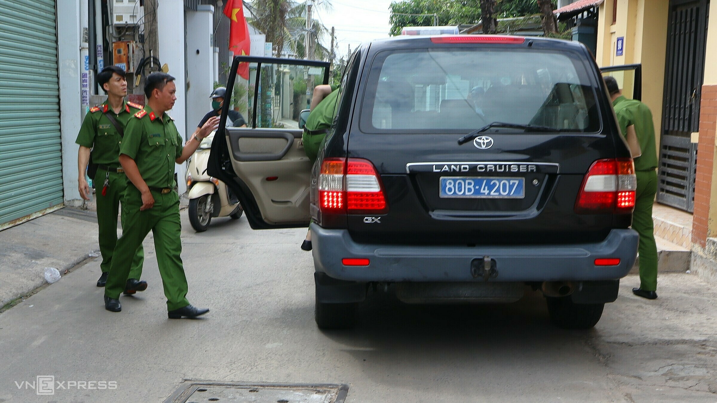 Tổ công tác của Bộ Công an đến nhà Bí thư Huyện uỷ đảo Phú Quý Lê Quang Vinh, sáng 4/7. Ảnh: Tư Huynh