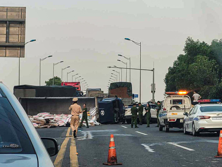 Xe tải lật chắn ngang cao tốc sau va chạm ô tô con, 1 người chết, 2 người bị thương- Ảnh 1. Hiện trường vụ tai nạn giữa xe tải và ô tô con trên cao tốc - Ảnh: B.L.