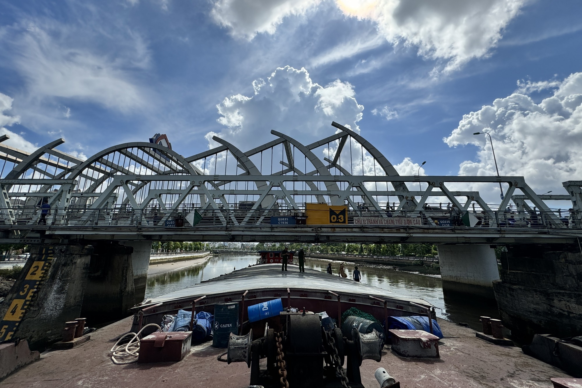 Cầu Quay bắc qua sông Tam Bạc thường xuyên có thương tiện thủy lưu thông qua bên dưới. Ảnh: Lê Tân