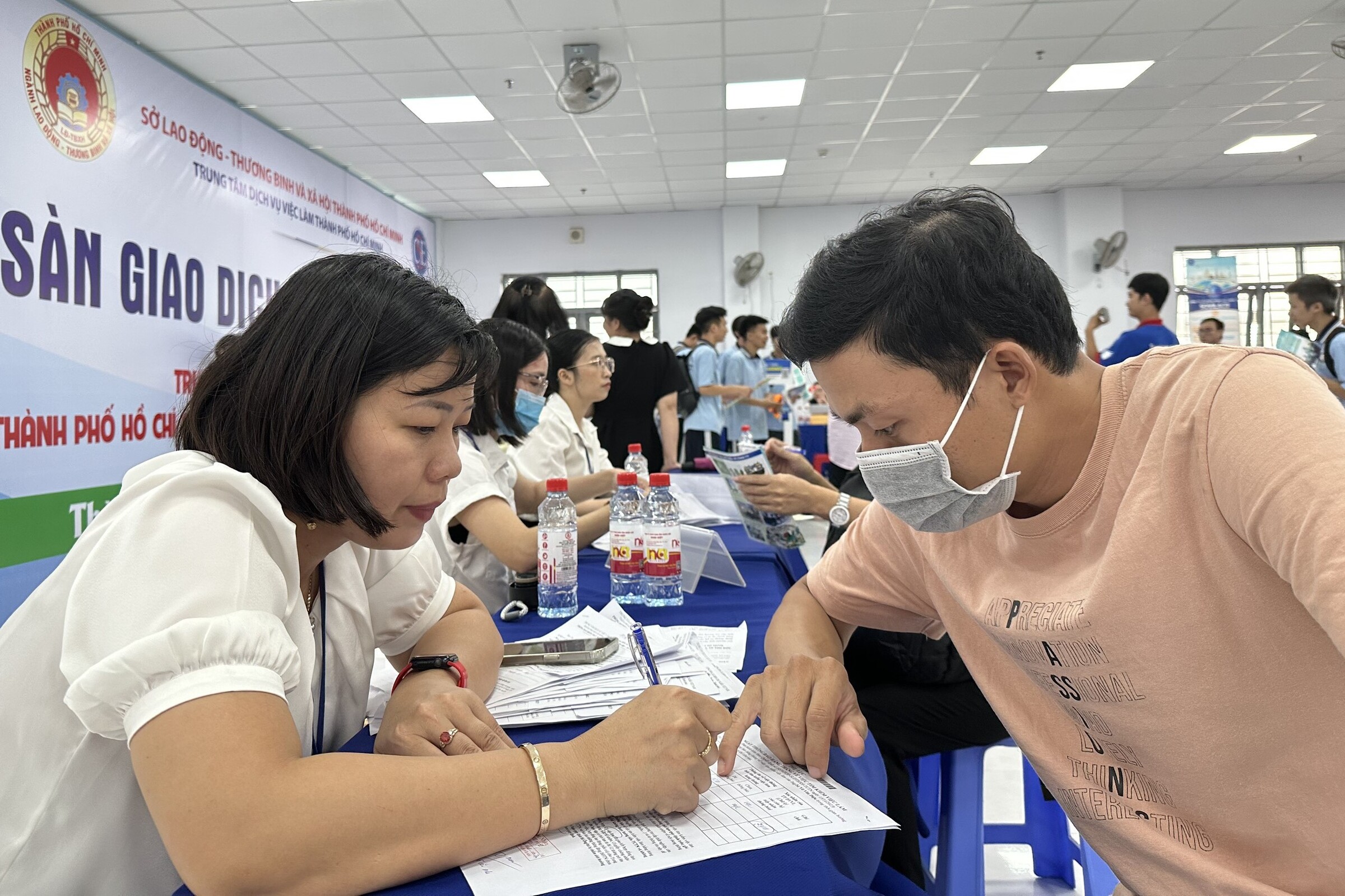 Lao động tìm việc tại Sàn giao dịch việc làm do Trung tâm dịch vụ việc làm TP HCM tổ chức. Ảnh: Lê Tuyết