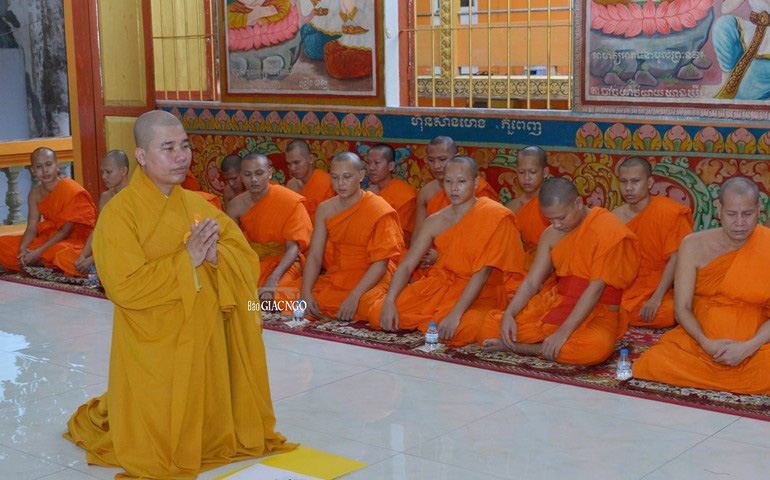 Cấm đại đức Thích Nhuận Đức thuyết giảng dưới mọi hình thức không thời hạn- Ảnh 1. Đại đức Thích Nhuận Đức quỳ sám hối trước chư tăng Nam tông Khmer, xin lỗi đồng bào Khmer vì những lời và thái độ khiếm nhã đối với bà con Khmer trong một video năm 2023 - Ảnh: Giác Ngộ Online