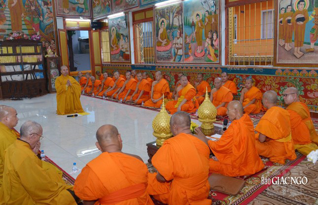 Đại đức Thích Nhuận Đức quỳ trước chư vị giáo phẩm và chư tăng khẩn thiết sám hối và bày tỏ lời xin lỗi đối với đồng bào Khmer vì những lời và thái độ khiếm nhã, bỡn cợt - Ảnh: Giác Ngộ Online Đại đức Thích Nhuận Đức quỳ trước chư vị giáo phẩm và chư tăng khẩn thiết sám hối và bày tỏ lời xin lỗi đối với đồng bào Khmer vì những lời và thái độ khiếm nhã, bỡn cợt - Ảnh: Giác Ngộ Online