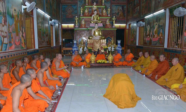 Đại đức Thích Nhuận Đức phủ phục sám hối trước chư tăng - Ảnh: Giác Ngộ Online Đại đức Thích Nhuận Đức phủ phục sám hối trước chư tăng - Ảnh: Giác Ngộ Online