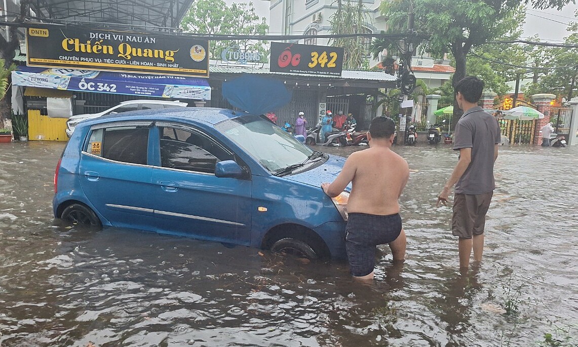 Một số xe bị chết máy do nước ngập sâu. Ảnh: Dương Đông