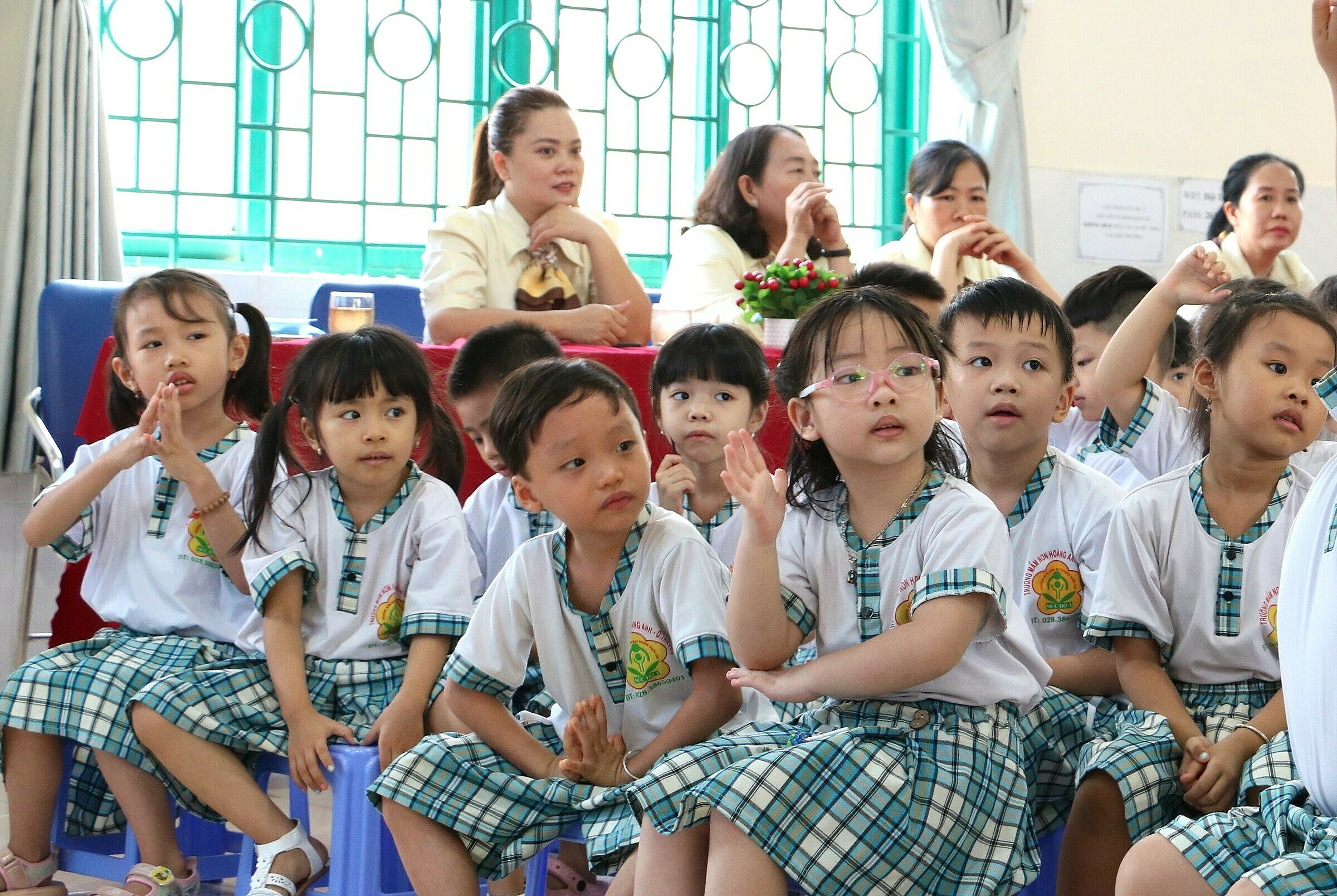 Học sinh trường mầm non tham quan trường tiểu học Hiệp Tân, quận Tân Phú, tháng 4. Ảnh: Thanh Thư