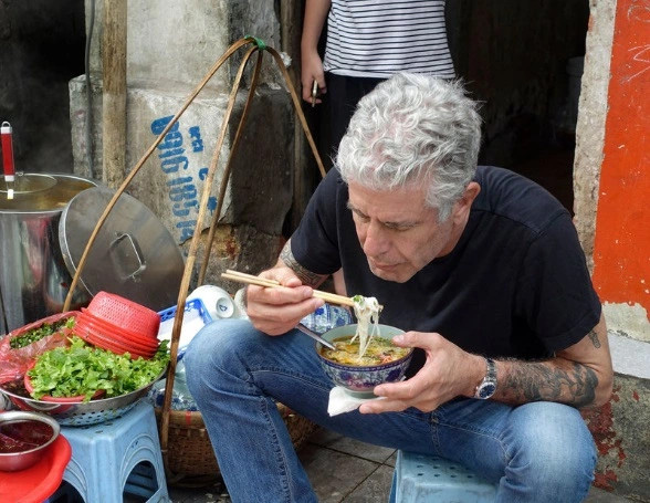 Đầu bếp Anthony Bourdain thưởng thức bát bún ốc trên vỉa hè Hà Nội - Ảnh: CNN Bún ốc, thức quà dân dã của người Hà Nội- Ảnh 3.