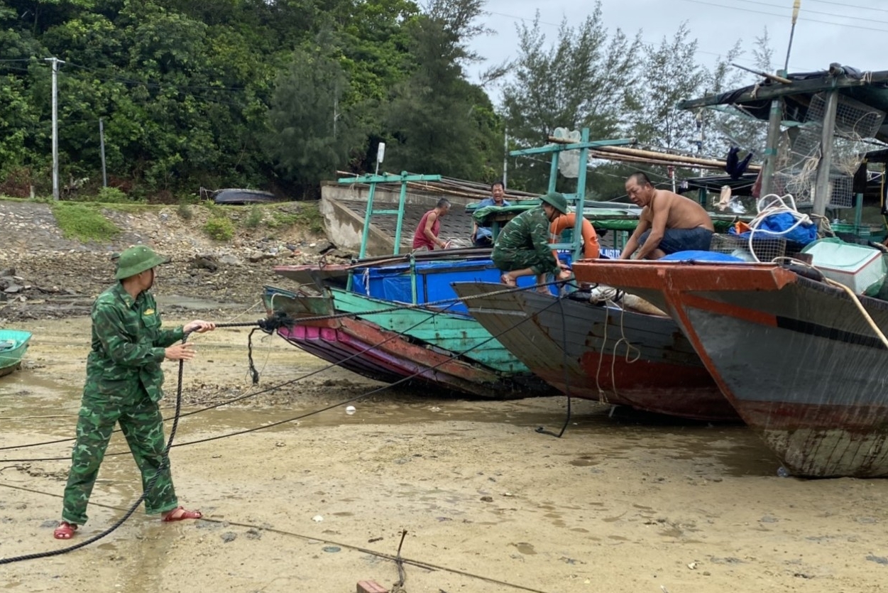 Bộ đội cùng người dân cố định tàu thuyền. Ảnh: Lê Tân