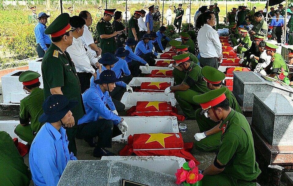 Lễ truy điệu, cải táng hài cốt liệt sĩ tại nghĩa trang liệt sỹ huyện Hòn Đất. Ảnh: Phương Vũ
