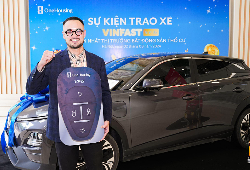 Môi giới Nguyễn Trường Giang nhận phần thưởng chiếc VinFast VF 6 từ OneHousing. Ảnh: OneHousing