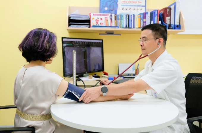 TS.BS Ngô Chí Hiếu thăm khám cho một bệnh nhân. Ảnh:Bệnh viện cung cấp