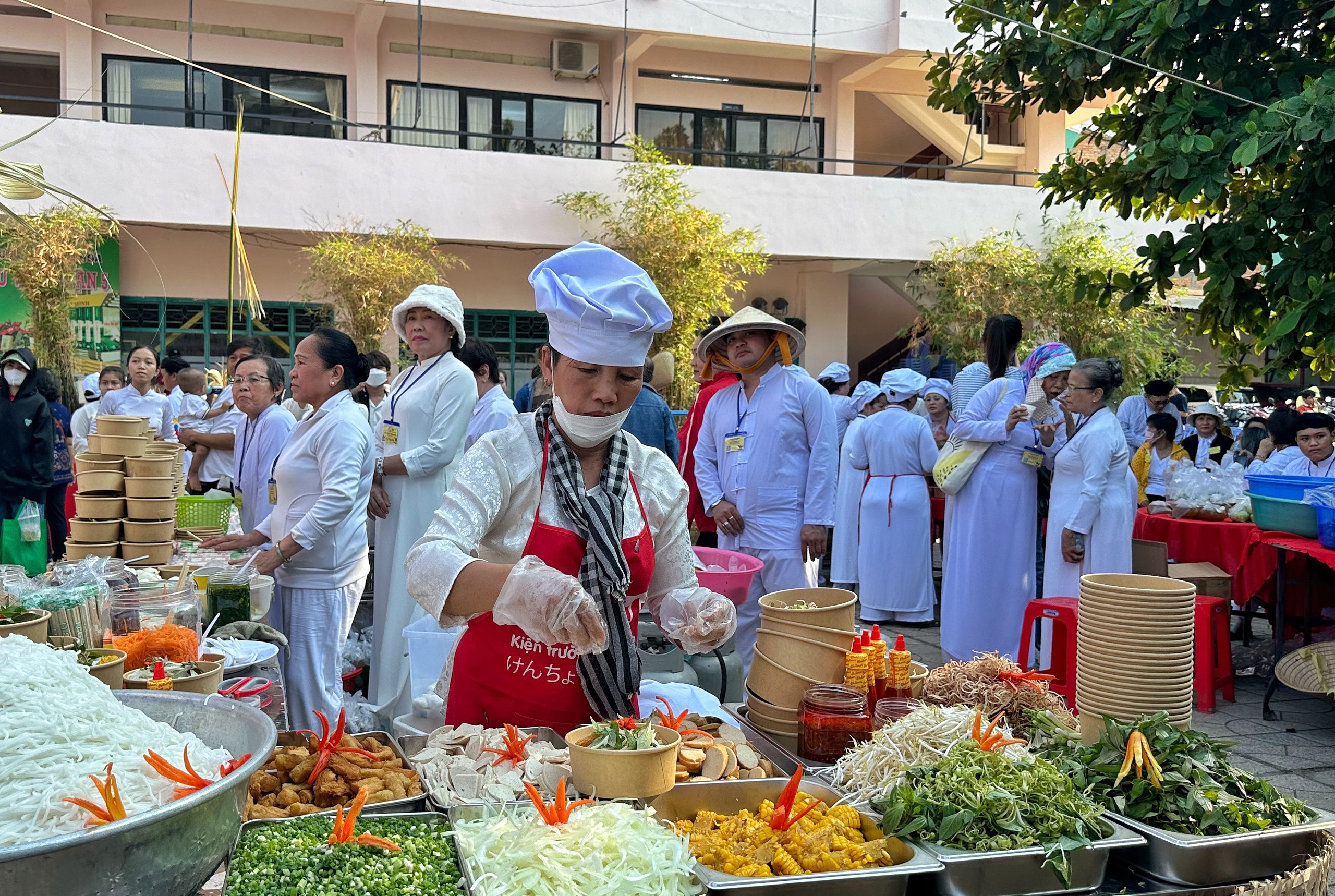 'Biển người' ở TP.HCM cầm... lá cây đi mua món ngon, không xài tiền mặt- Ảnh 6. 'Biển người' ở TP.HCM cầm... lá cây đi mua món ngon, không xài tiền mặt- Ảnh 6.