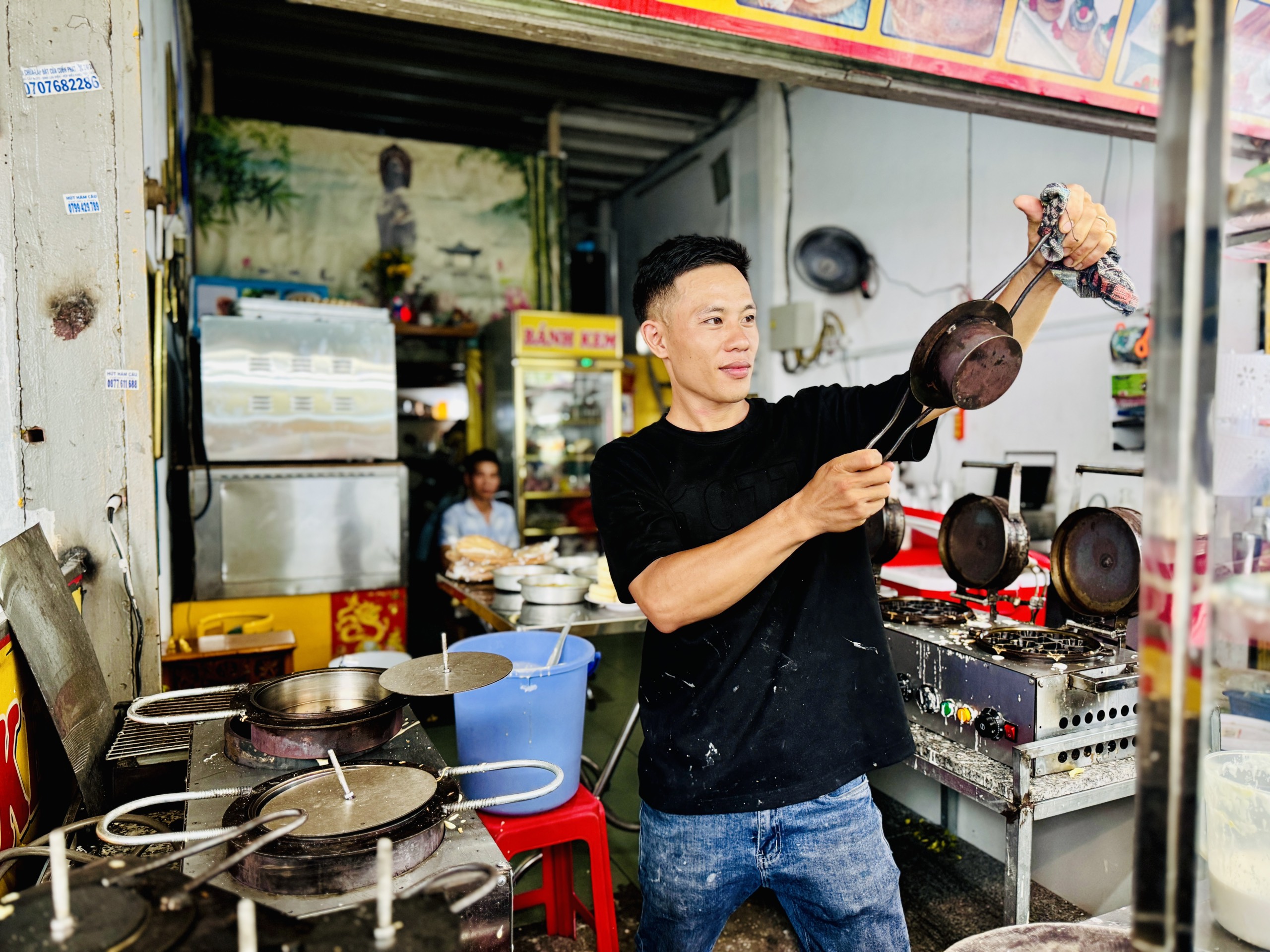 Chàng trai làm bánh như luyện 'kung fu' ở TP.HCM: Khách nhìn không chớp mắt, mua vì ngon- Ảnh 2. Chàng trai làm bánh như luyện 'kung fu' ở TP.HCM: Khách nhìn không chớp mắt, mua vì ngon- Ảnh 2.