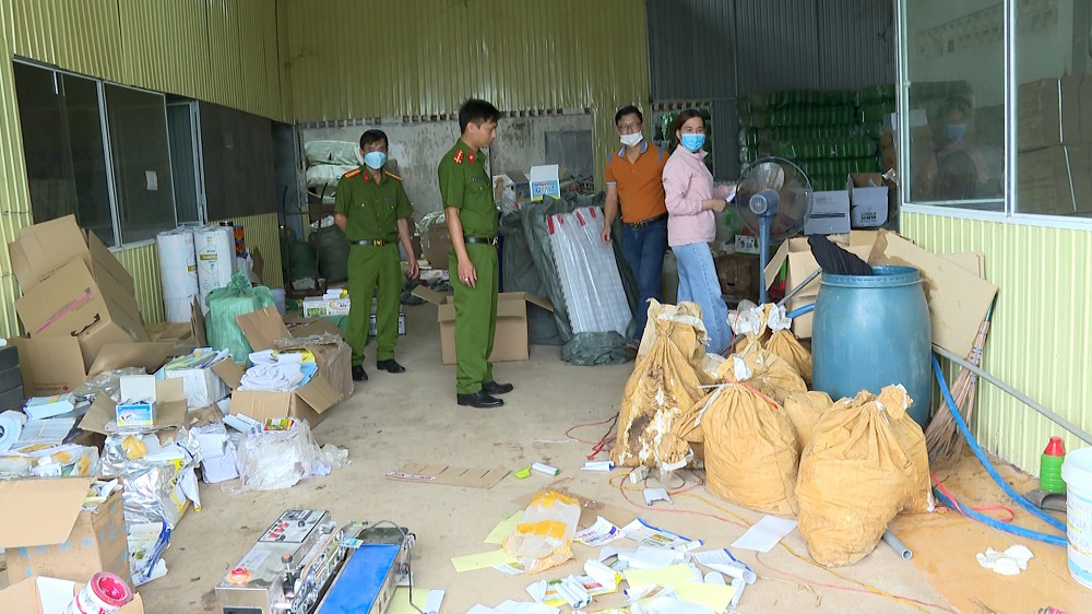 Triệt phá đường dây sản xuất thuốc trừ sâu giả quy mô lớn- Ảnh 3. Kho pha chế, đóng gói thuốc trừ sâu giả của các bị can - Ảnh: Công an tỉnh Gia Lai