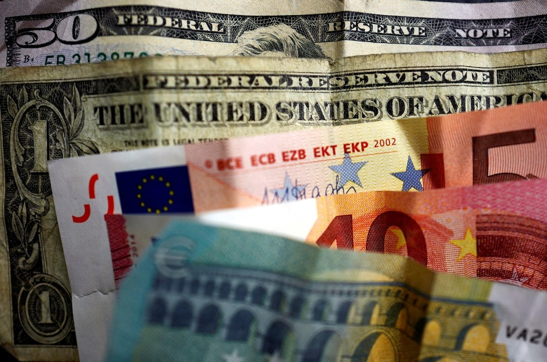 Tiền giấy USD và euro vẫn tìm được đường vào Nga. Ảnh: Reuters