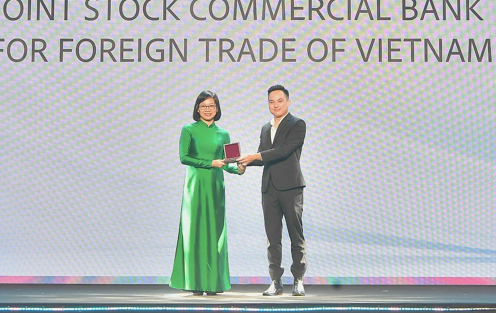 Bà Tô Thị Phương Dung - Trưởng phòng Chính sách và Kế hoạch nhân sự Vietcombank nhận giải đặc biệt từ ban tổ chức. Ảnh: Vietcombank