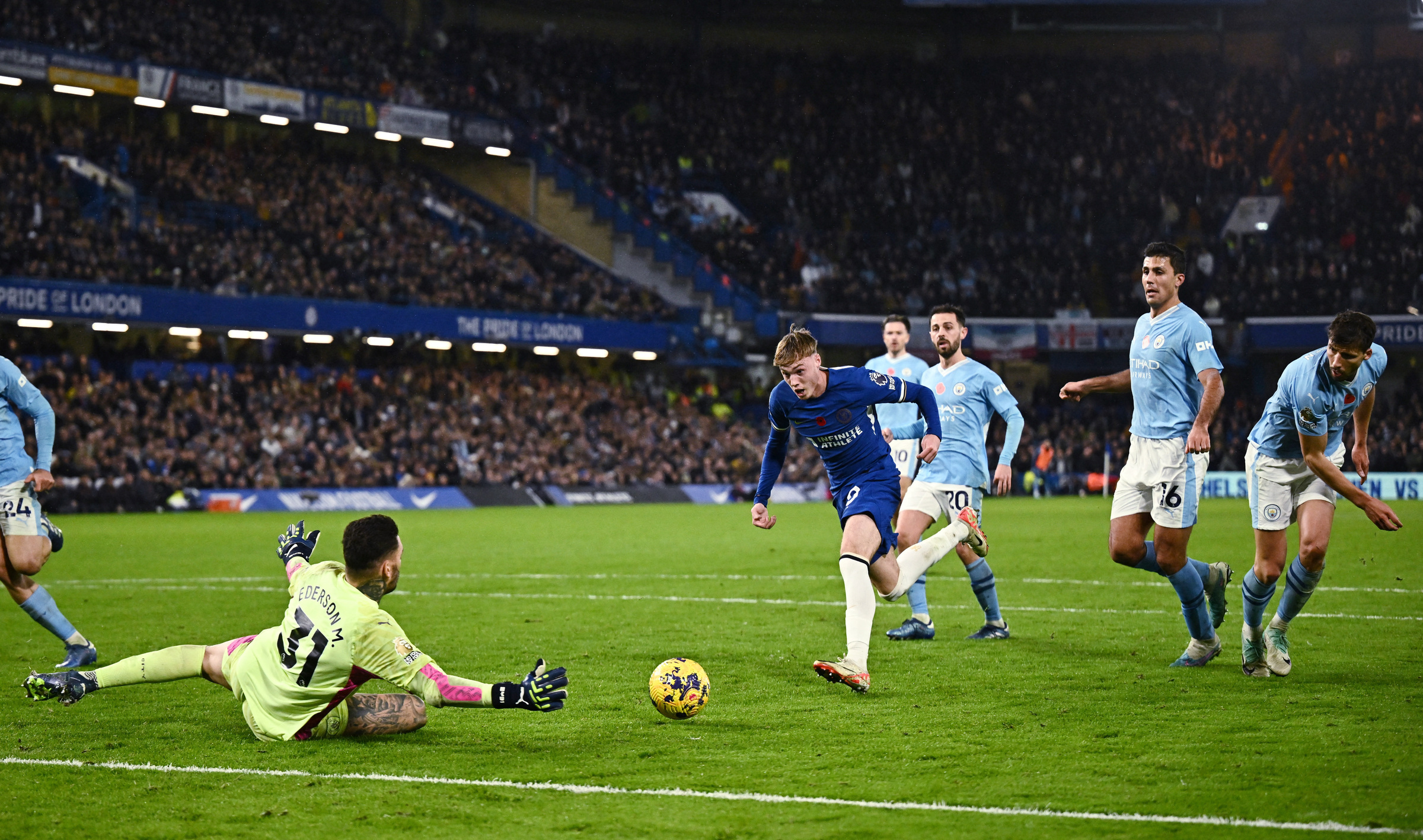 Cole Palmer trong pha đối mặt với thủ môn Man City Ederson trên sân Stamford Bridge ở vòng 12 Ngoại hạng Anh ngày 12/11/2023. Ảnh: Reuters