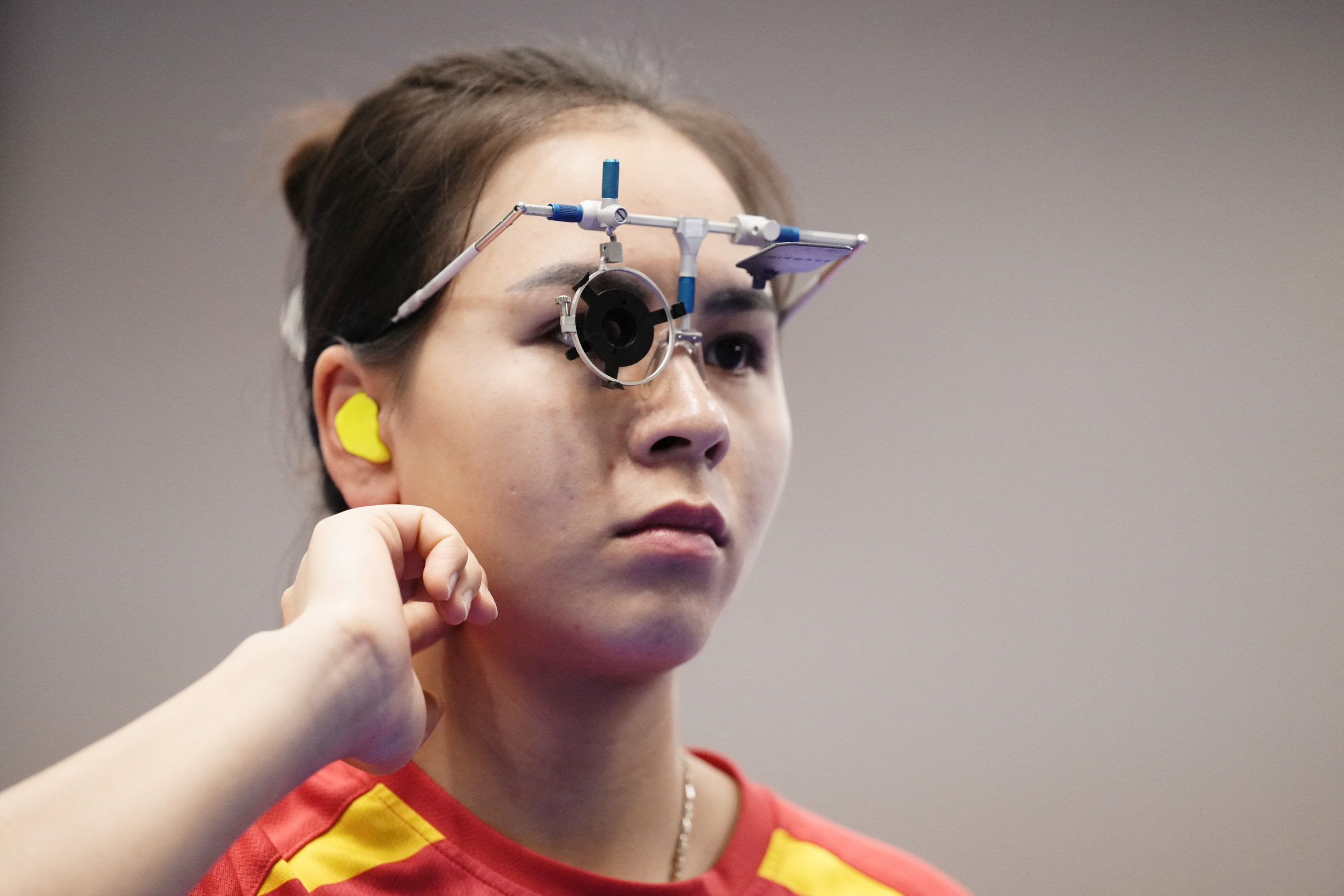 Xạ thủ Trịnh Thu Vinh thi đấu chung kết 25m súng ngắn thể thao nữ Olympic 2024. Ảnh: Reuters.