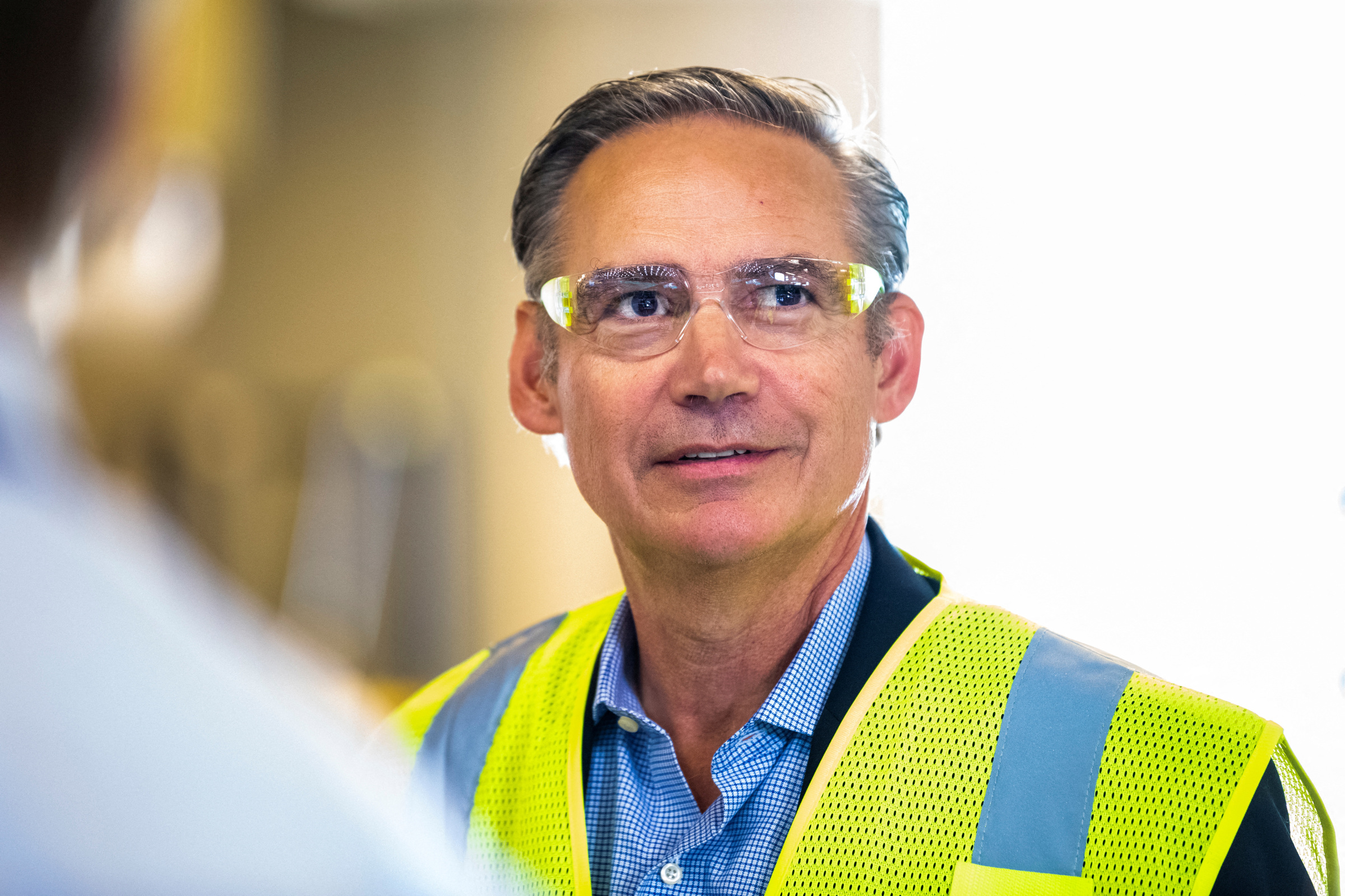CEO Boeing Kelley Ortberg, tham quan nhà máy sản xuất máy bay 737 tại Renton, Washington ngày 8/8. Ảnh: Reuters