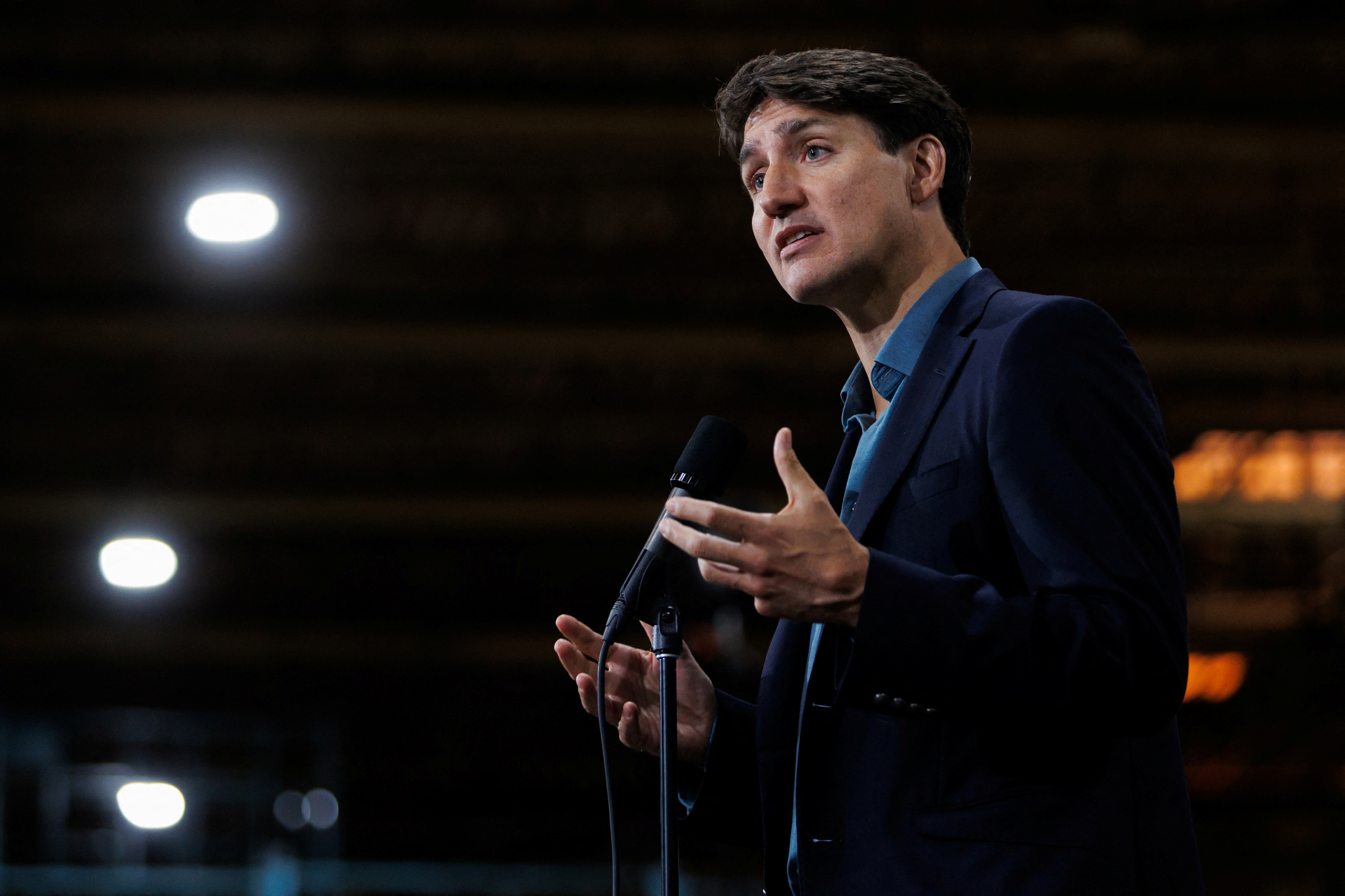 Thủ tướng Canada Justin Trudeau phát biểu tại nhà máy sản xuất lốp xe Goodyear ở Napanee, Ontario, Canada ngày 12/8. Ảnh: Reuters