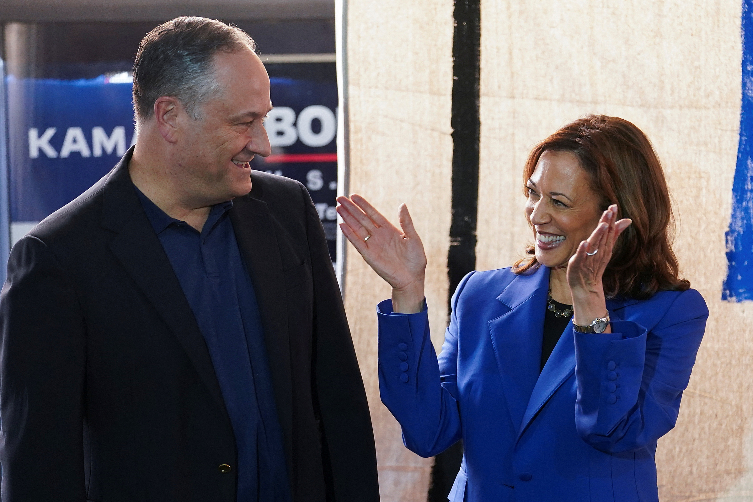 Kamala Harris và Doug Emhoff thăm văn phòng chiến dịch tranh cử tại Pennsylvania ngày 18/8. Ảnh: Reuters