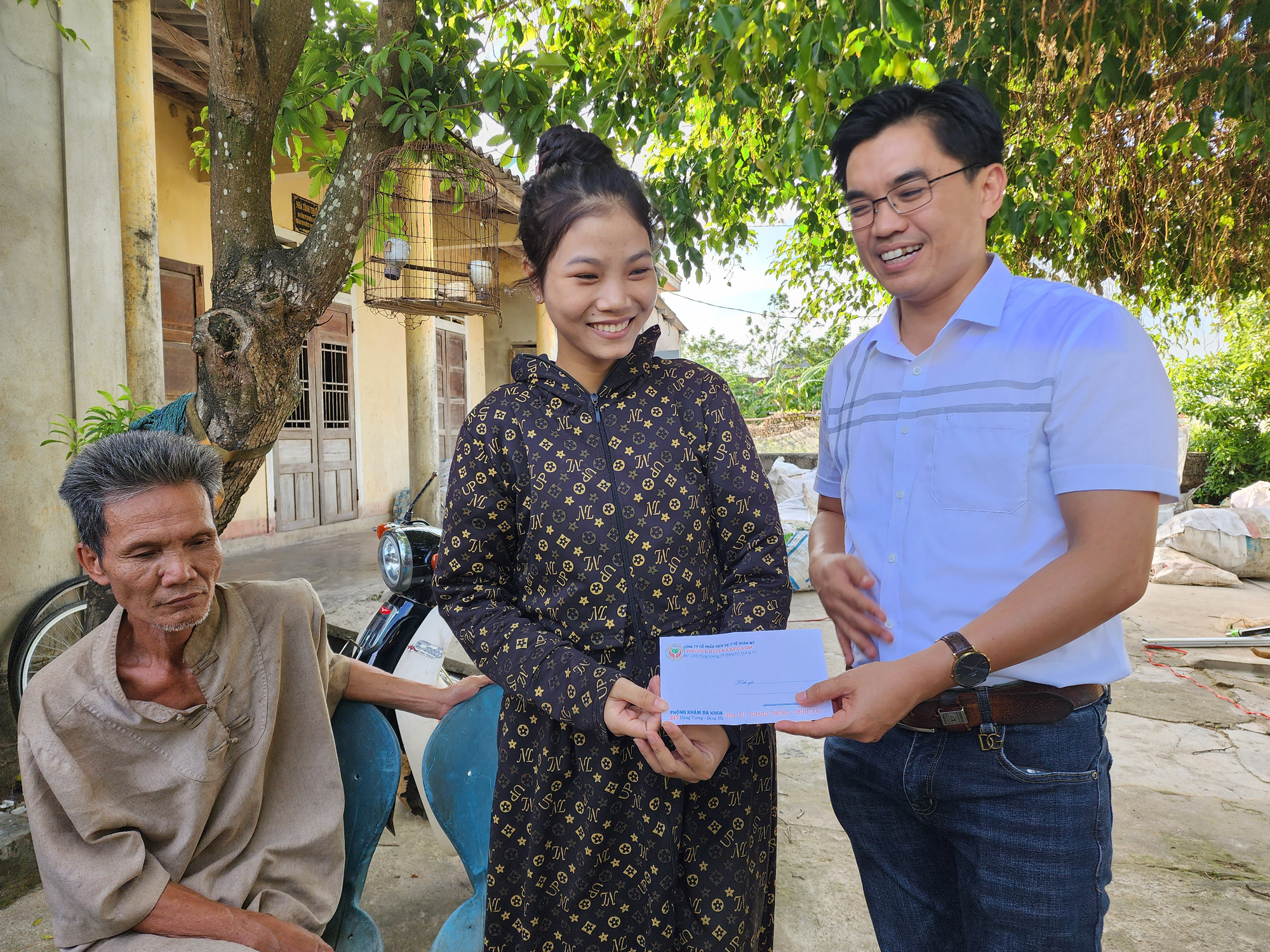 Thêm nhiều động viên, chia sẻ với Quỳnh Như nhờ Tiếp sức đến trường- Ảnh 1. Anh Đỗ Quang Vinh, giám đốc phòng khám 245 (TP Đông Hà, Quảng Trị), cùng phóng viên Tuổi Trẻ đến nhà hỗ trợ Quỳnh Như - Ảnh: TRẦN MAI