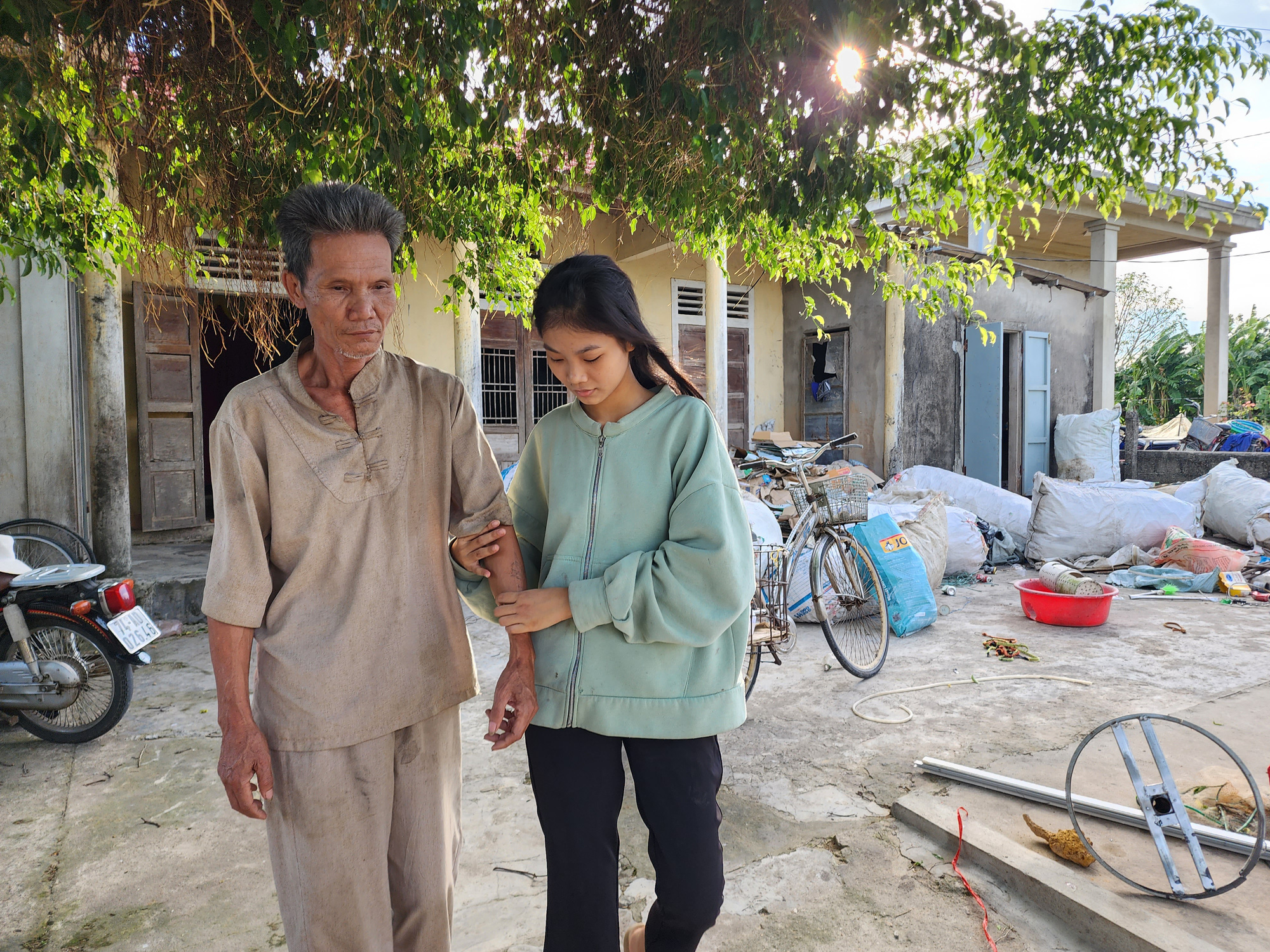 Thêm nhiều động viên, chia sẻ với Quỳnh Như nhờ Tiếp sức đến trường- Ảnh 3. Cả đời mù lòa, ông Dần rất vui khi con mình học giỏi, ngoan và hiếu thảo - Ảnh: TRẦN MAI
