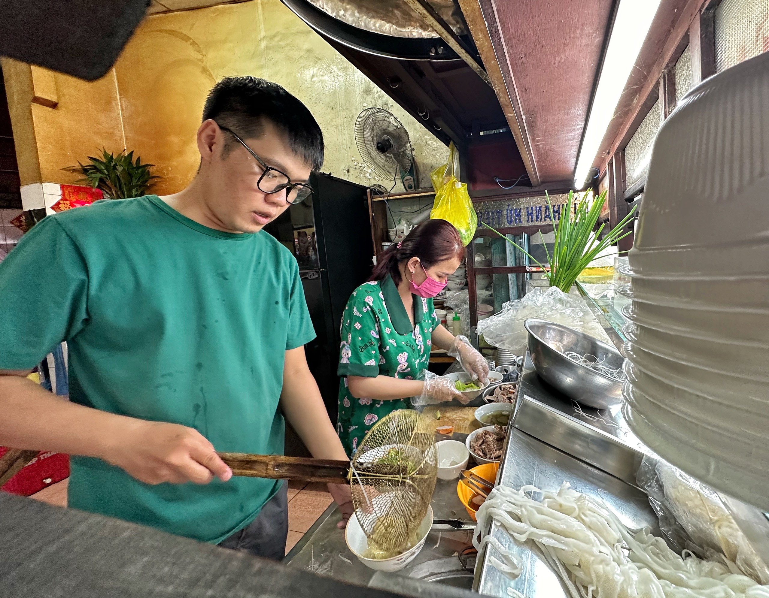 Quán mì ở TP.HCM trong phim Mai của Trấn Thành: 40 năm qua lần đầu bán hết sớm 4 tiếng - Ảnh 2. Quán mì ở TP.HCM trong phim Mai của Trấn Thành: 40 năm qua lần đầu bán hết sớm 4 tiếng - Ảnh 2.