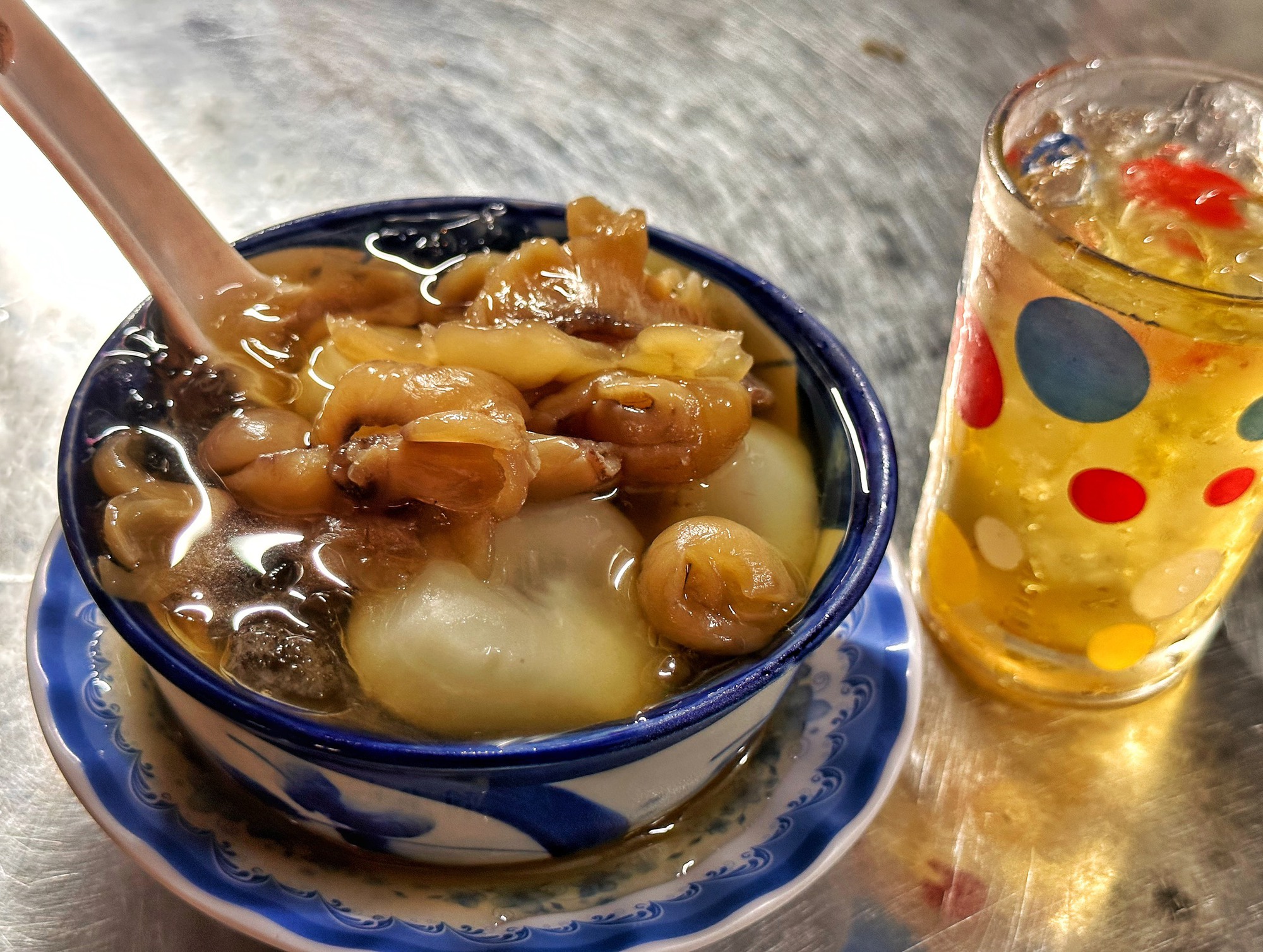 Xe chè đêm không tên 30 năm ở Chợ Lớn: 4 đời chủ, menu không để giá vì…- Ảnh 2. Xe chè đêm không tên 30 năm ở Chợ Lớn: 4 đời chủ, menu không để giá vì…- Ảnh 2.