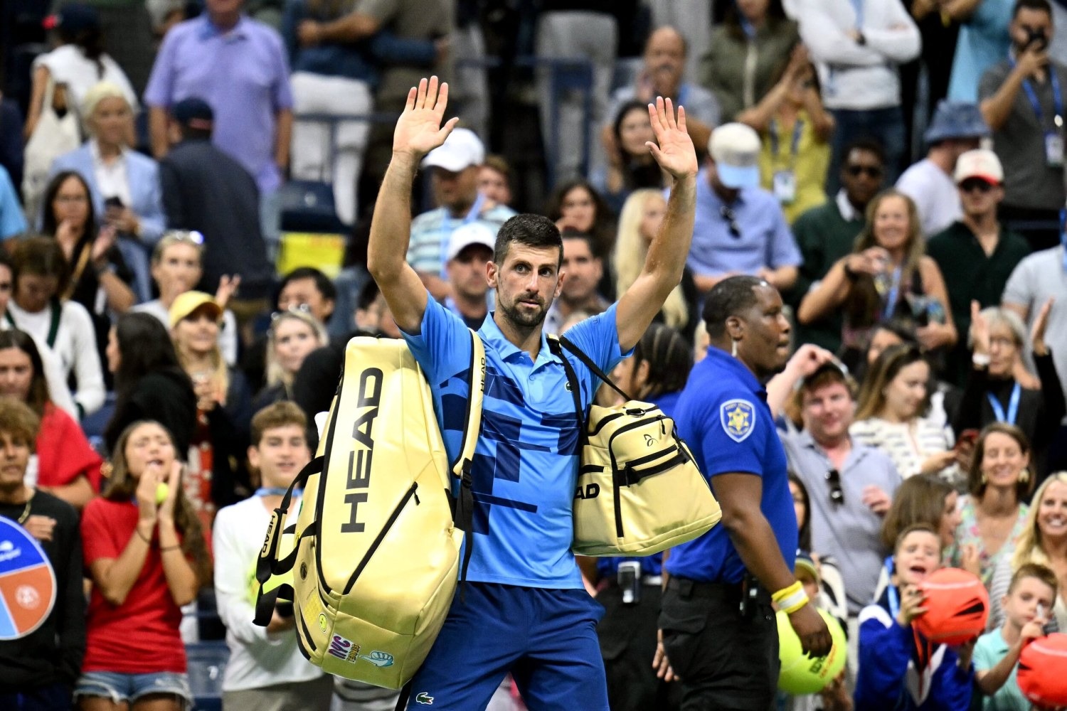 Djokovic vẫy tay chào tạm biệt khán giả trên sân Arthur Ashe, New York tối 30/8. Ảnh: Reuters