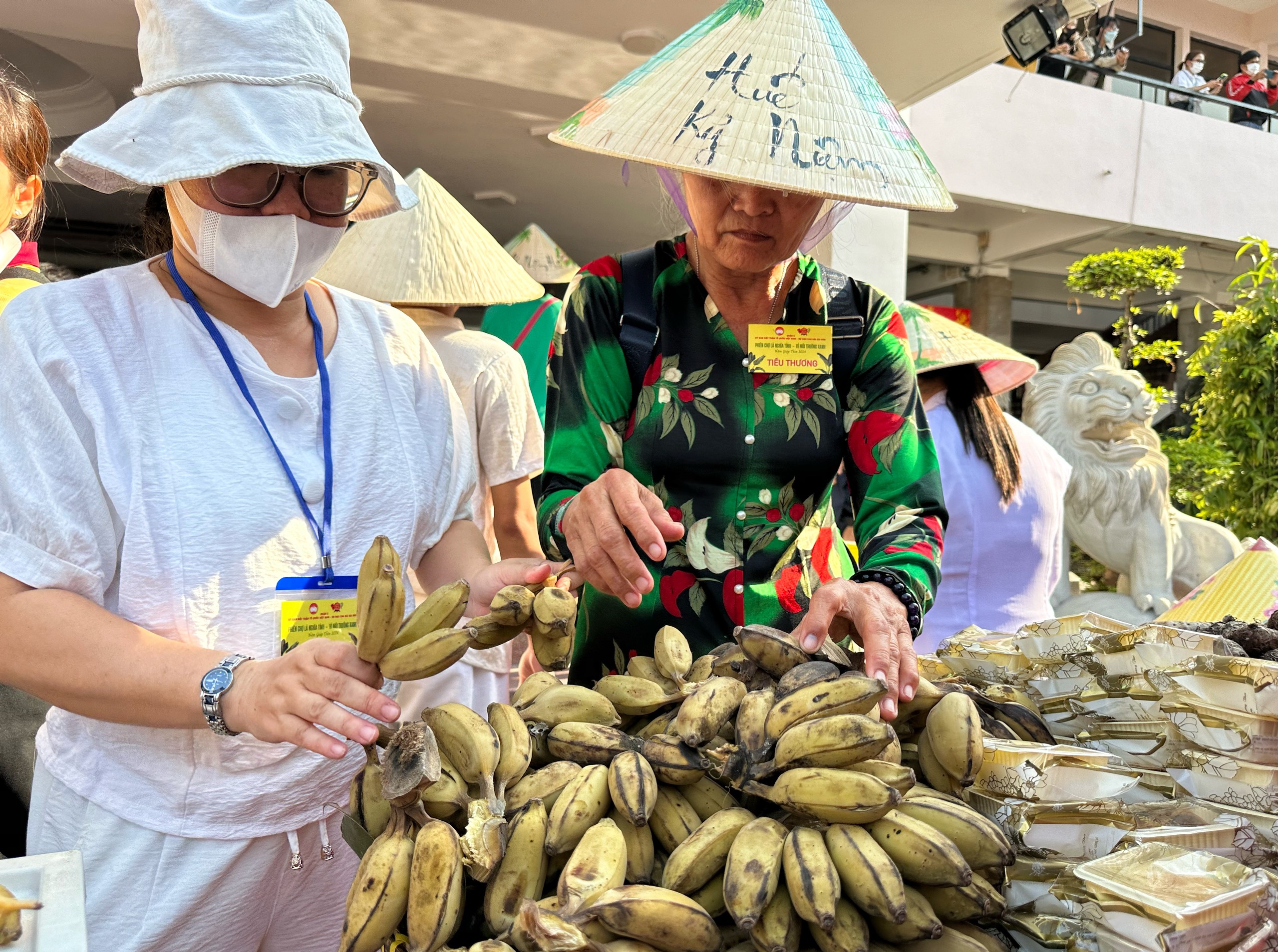 'Biển người' ở TP.HCM cầm... lá cây đi mua món ngon, không xài tiền mặt- Ảnh 7. 'Biển người' ở TP.HCM cầm... lá cây đi mua món ngon, không xài tiền mặt- Ảnh 7.