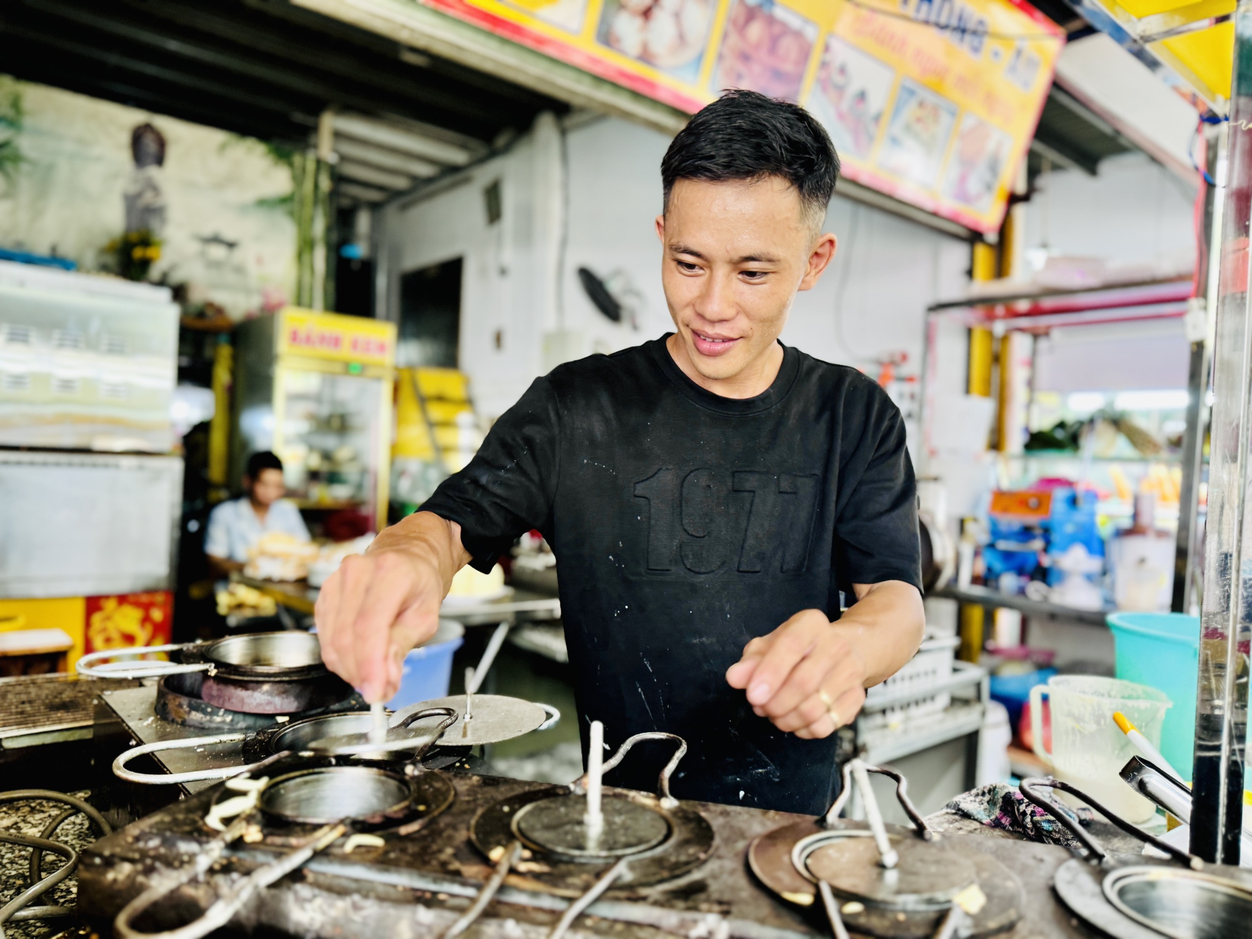 Chàng trai làm bánh như luyện 'kung fu' ở TP.HCM: Khách nhìn không chớp mắt, mua vì ngon- Ảnh 1. Chàng trai làm bánh như luyện 'kung fu' ở TP.HCM: Khách nhìn không chớp mắt, mua vì ngon- Ảnh 1.