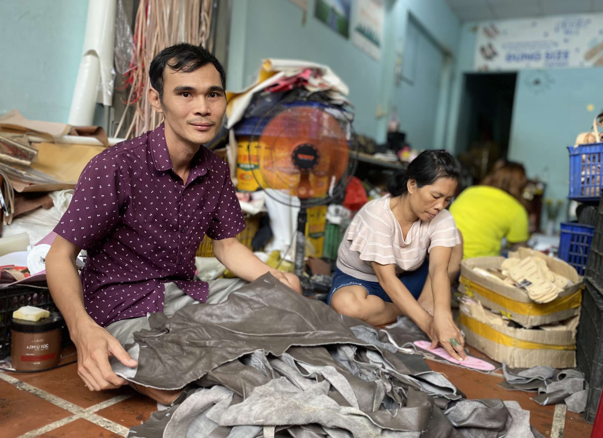 Anh Ngô Dương ở xưởng giày thuộc TP Thủ Đức, TP HCM, sáng 25/7. Ảnh: Ngọc Ngân