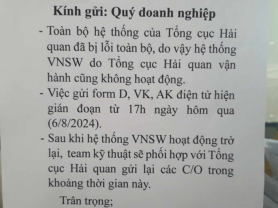 Thông báo hệ thống bị lỗi dán tại một chi cục hải quan.