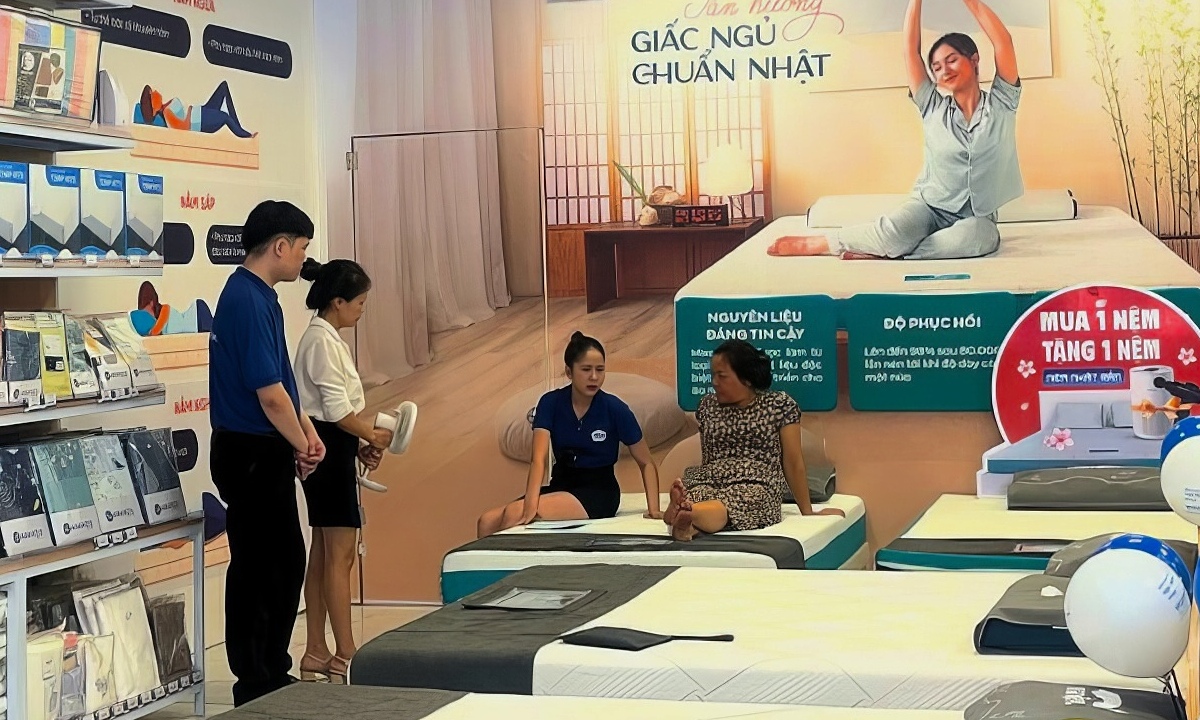 Khách đang thử sản phẩm tại một cửa hàng Vua Nệm. Ảnh: Vua Nệm
