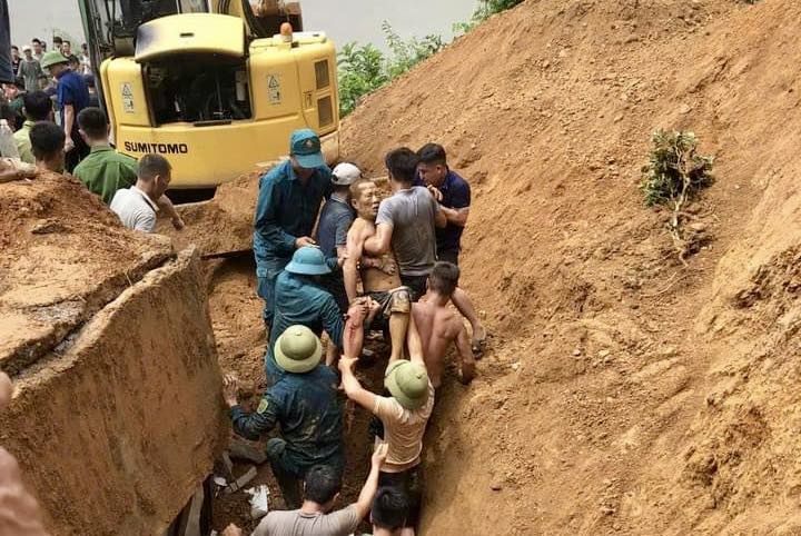 Nạn nhân được đưa ra khỏi đống đổ nát. Ảnh: Ban Chỉ huy quân sự huyện Hàm Yên