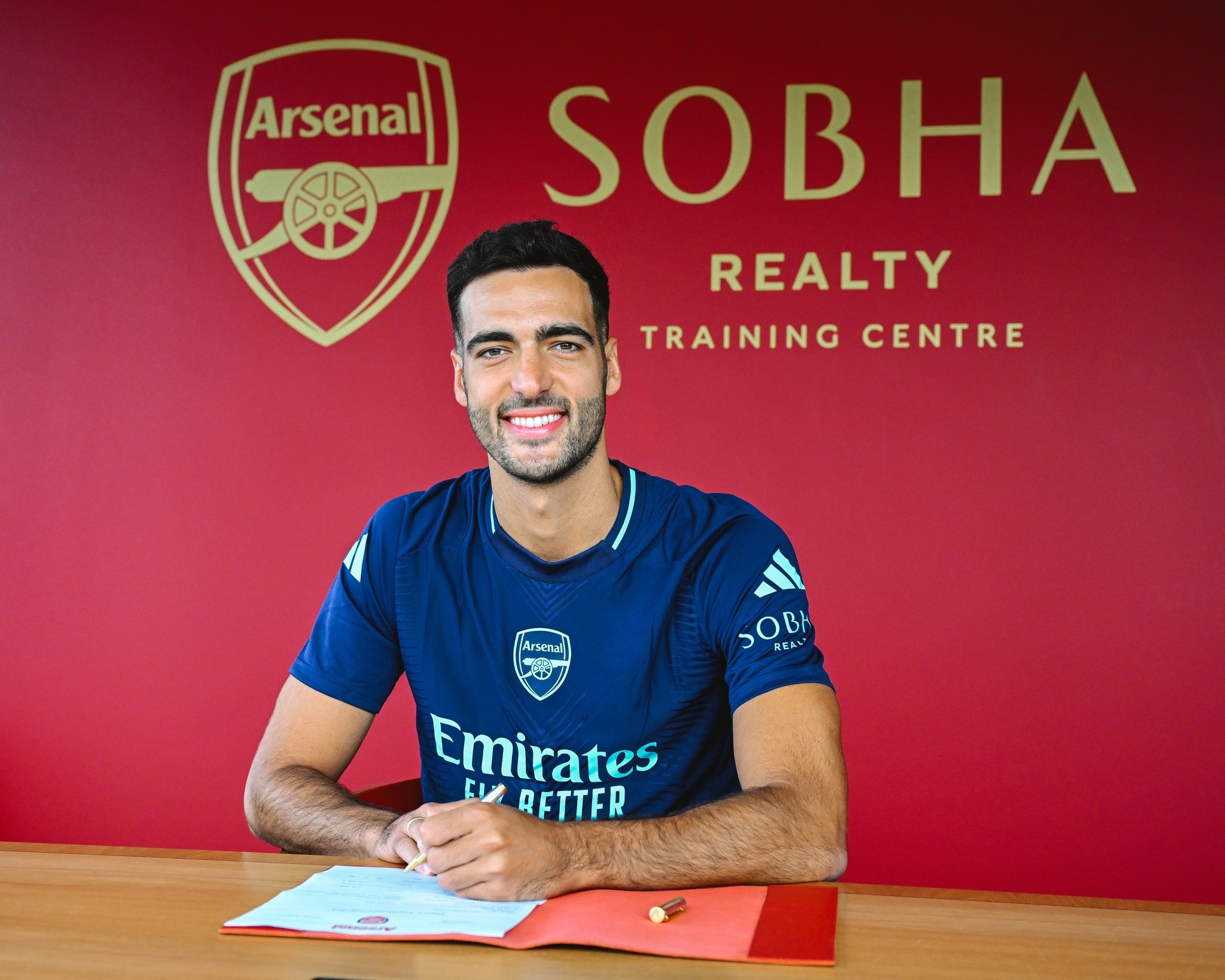 Merino ký hợp đồng với Arsenal tại London ngày 27/8.