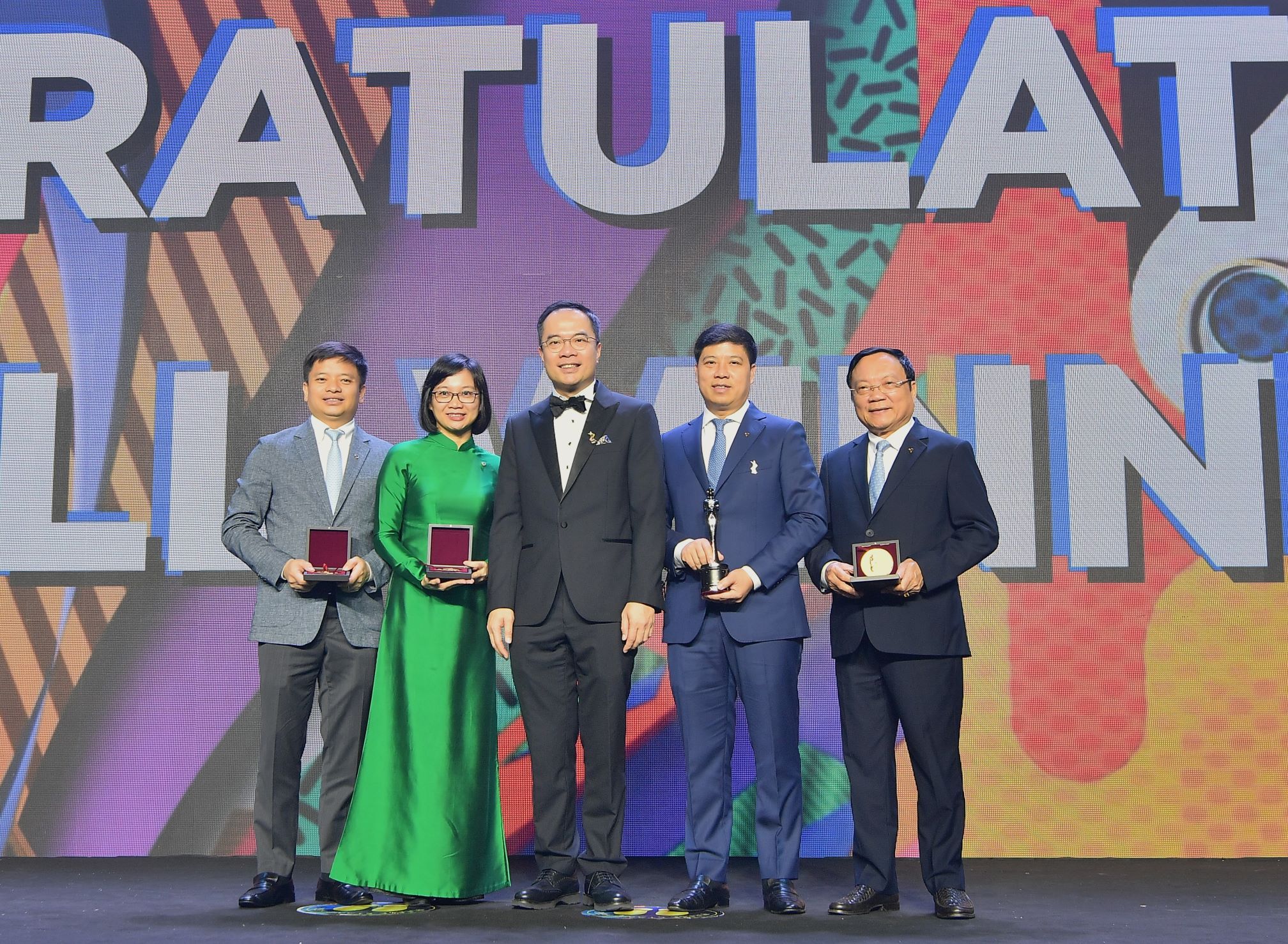 Các đại biểu của Vietcombank chụp ảnh lưu niệm cùng ông William Ng - Tổng biên tập Tạp chí HR Asia, Chủ tịch Hội đồng đánh giá giải thưởng HRAA (giữa). Ảnh: Vietcombank