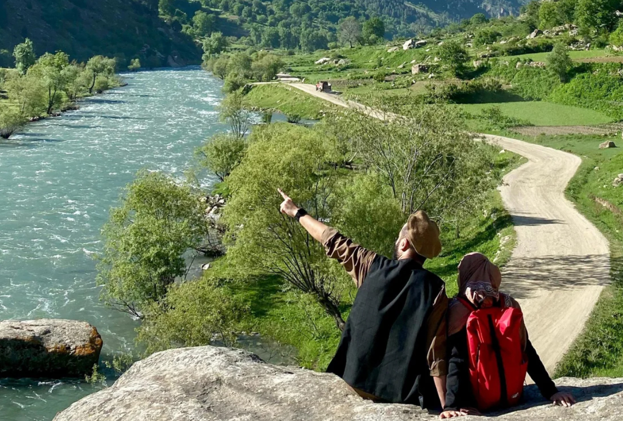 Nhà điều hành tour người địa phương Khyber Khan (áo đen) đang dẫn khách đi tham quan. Ảnh: CNN