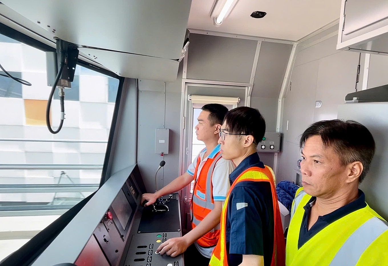 Học viên lái tàu của Metro số 1 trực tiếp vận hành thử nghiệm toàn tuyến, ngày 30/8. Ảnh: MAUR