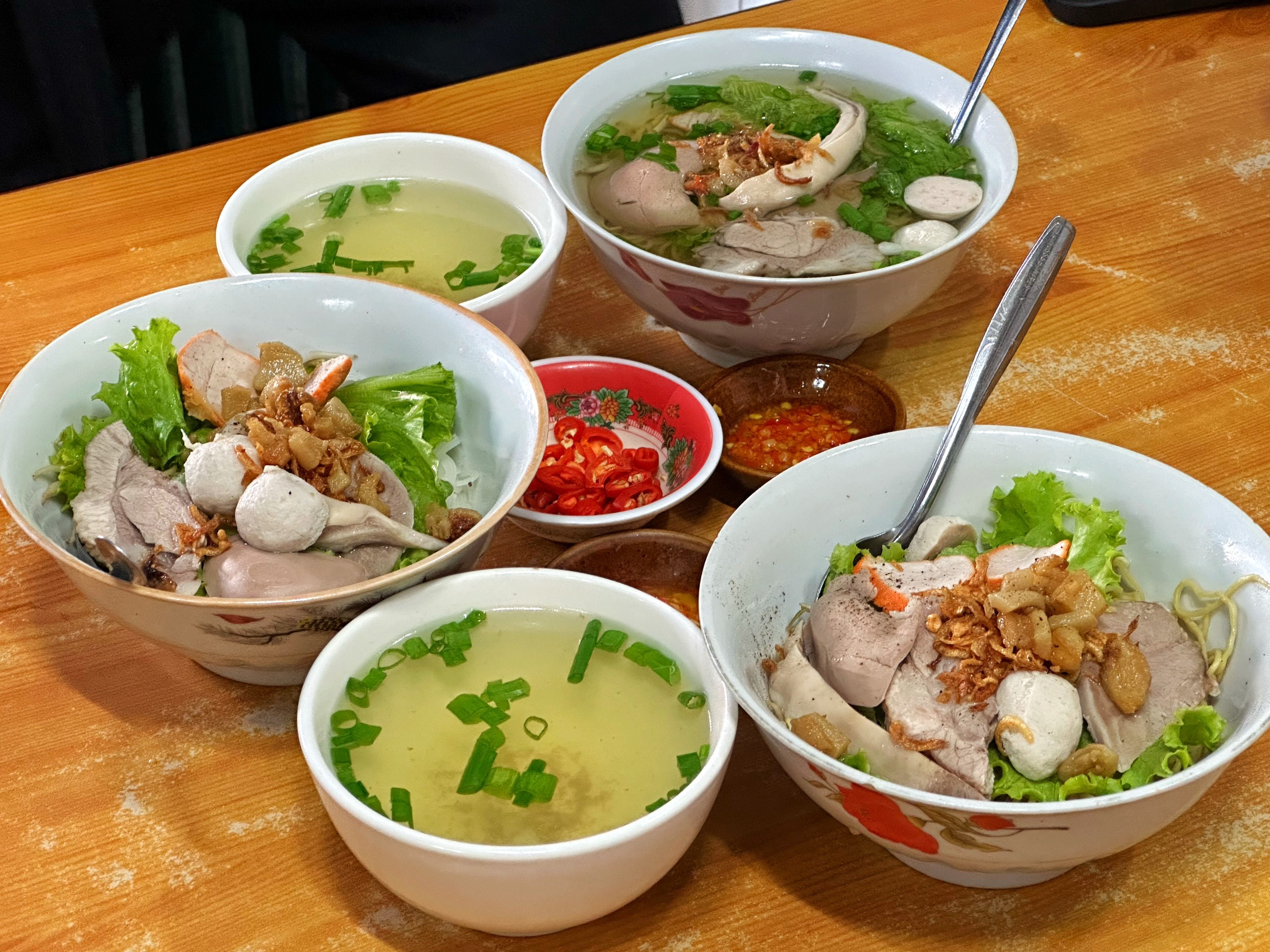 Quán mì ở TP.HCM trong phim Mai của Trấn Thành: 40 năm qua lần đầu bán hết sớm 4 tiếng - Ảnh 3. Quán mì ở TP.HCM trong phim Mai của Trấn Thành: 40 năm qua lần đầu bán hết sớm 4 tiếng - Ảnh 3.
