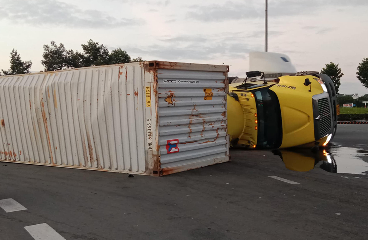 Container bị lật sáng 12/8. Ảnh: Thái Hà